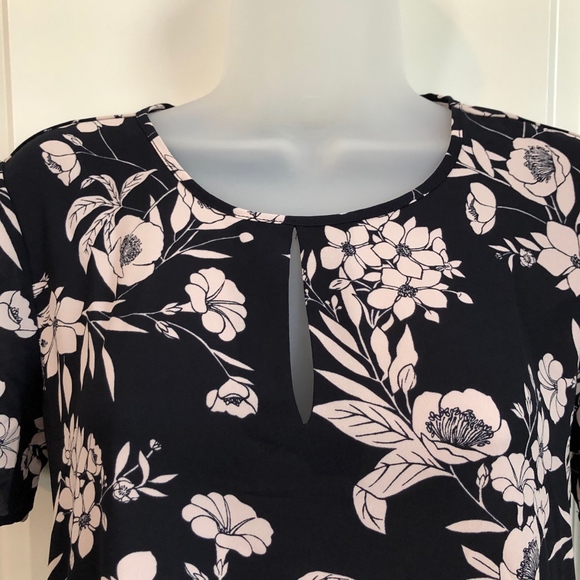 *HP* NWT! Ann Taylor Navy Floral Keyhole Blouse - Picture 5 of 7